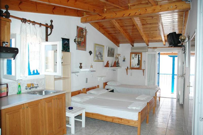 Nikos Rooms And Studios Poros Town Exterior photo